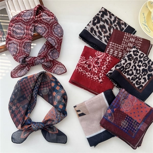 Collection de foulards carrés chic en lin et coton avec imprimé léopard et fleurs