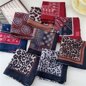 Assortiment de foulards carrés en coton et lin aux imprimés léopard et paisley