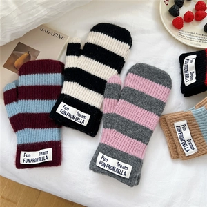 Mitaines tricotées rayées pour l'hiver en plusieurs couleurs avec étiquettes tissées