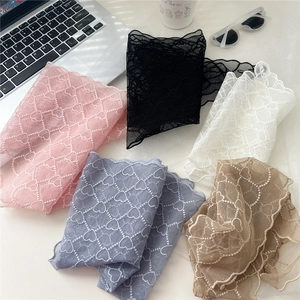 Écharpe triangulaire en dentelle avec motif cœur en plusieurs couleurs et bords ondulés