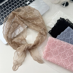 Foulard élégant en dentelle à cœur kaki et multicolore avec broderie délicate