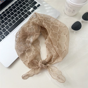 Foulard triangle en dentelle avec broderie cœur et détail texte Lagom sur tulle blanc