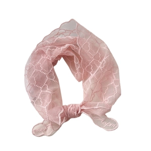 Foulard triangle en dentelle rose avec cœurs brodés et lettrage Bonjour élégant