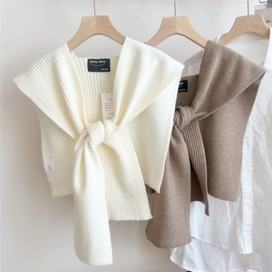 Knitted shawl shoulder wrap in beige and coffee brown rib-knit fabric with knotted design