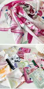 Détail de foulards en soie avec imprimés floraux et finitions de bords roulés à la main