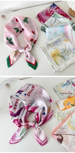 Vue détaillée de divers foulards carrés en soie aux motifs floraux et géométriques