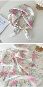 Détail d'un foulard en soie avec motifs floraux roses et texture satinée élégante