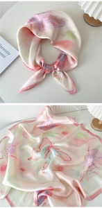 Détail d'un foulard carré effet soie avec imprimé artistique papillon et floral