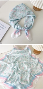 Détail d'un foulard en soie avec imprimés tulipes roses sur motif à carreaux bleu clair