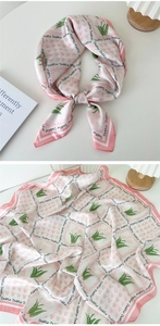 Détail du foulard en soie tulipe rose avec motifs de cœur et finition de bord roulé