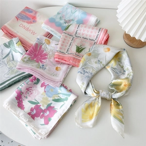 Carré de soie floral élégant avec motifs de tulipes et marguerites tons pastels