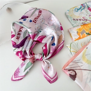 Carré de soie élégant à motif floral rose avec divers designs pour le cou ou les cheveux