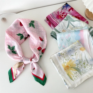 Ensemble de foulards en soie aux motifs floraux et fraises sur fond épuré