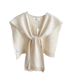Eleganter cremeweißer Strick-Schulterschal für Damen aus warmer Wollmischung mit Schleifenmuster