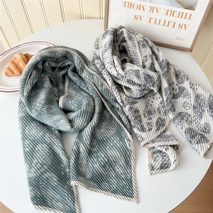 Écharpe plissée à motif paisley en coton et lin, coloris bleu et crème élégant