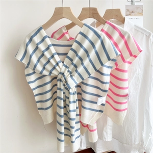 Scialle in maglia a righe blu e rosa con dettaglio nodo intrecciato per abito da donna