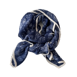 Écharpe plissée bleu marine avec motif paisley et bordure à volants décorative blanche