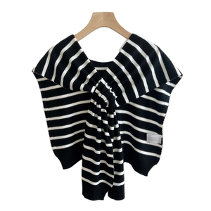 Scialle in maglia a righe bianche e nere con nodo decorativo frontale elegante