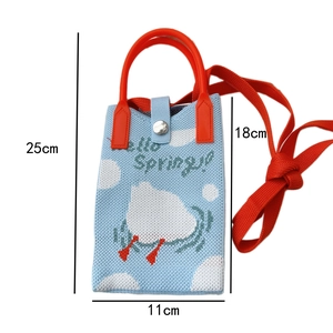 Detaillierte Maße der blauen Strick-Handytasche mit Entenmotiv und Wolkenmuster