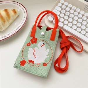 Detail der grünen Strick-Handytasche mit Entenmuster und orangem Tragegurt
