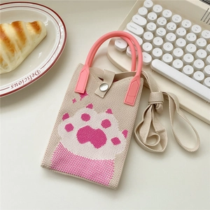 Details der gestrickten Handytasche mit rosa Katzenpfoten-Muster und Metall-Druckknopf