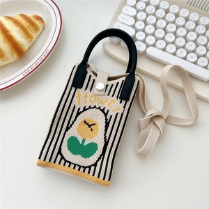 Detail der gestreiften Strick-Handytasche mit gelber Blume und Druckknopfverschluss