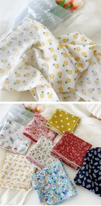 Détail d'un bandana floral en coton et lin avec texture douce et finition soignée