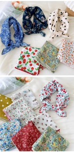 Gros plan de foulards en coton et lin à fleurs avec des accents de tulipes décoratives