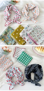 Détail de divers foulards en coton et lin aux motifs floraux avec des tulipes
