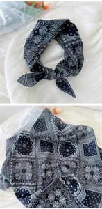 Détail du motif cachemire noir et blanc sur foulard en coton et lin avec bords cousus