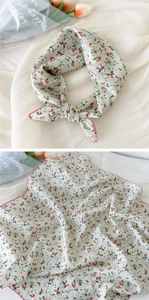 Détail d'un foulard léger en coton et lin à fleurs avec bords roses cousus