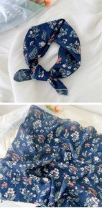 Vue détaillée du bandana en coton et lin bleu marine avec motifs floraux rose délicat