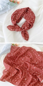 Gros plan du foulard en coton rouge à fleurs avec couture surjetée et décor tulipe