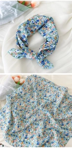 Vue détaillée du foulard carré en coton et lin avec motifs floraux bleus et roses