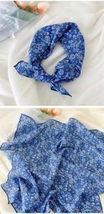 Vue détaillée du bandana en coton et lin bleu marine à motif paisley et bords cousus