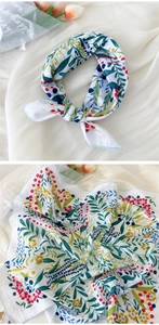 Détail du foulard à imprimé botanique avec motifs de feuilles et bordure bleu clair fine