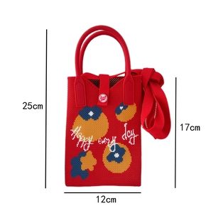 Détails du sac en tricot rouge avec broderie Happy Every Day et dimensions du produit