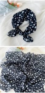 Détail du foulard floral en coton et lin avec surpiqûres et motif de marguerites