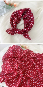 Détail d'un foulard carré en coton et lin rouge avec de délicats motifs floraux bleu et blanc