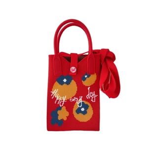 Sac pour téléphone tricoté rouge avec texte Happy Every Day et boucle en cœur