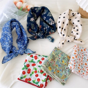 Vue à plat de foulards en coton et lin aux imprimés cachemire et cerise