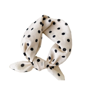 Foulard chic en coton lin crème à pois noirs avec un détail de nœud décoratif