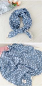 Dettaglio foulard in cotone e lino blu con pizzo raffinato e stampa floreale
