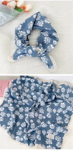 Dettaglio di sciarpa in cotone blu floreale con bordo in pizzo beige e trama naturale