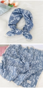 Dettaglio della sciarpa in cotone e lino a fiori con bordo in pizzo bianco elegante