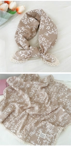 Foulard marrone in cotone e lino con bordi in pizzo bianco e motivo floreale delicato