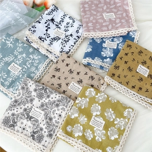 Set di foulard in cotone e lino con stampa floreale e bordo in pizzo bianco fine