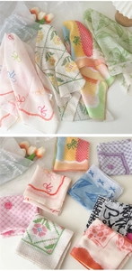 Détail de divers foulards en coton aux motifs floraux et pois avec finitions soignées