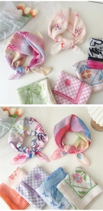 Détail de petits foulards carrés en coton et lin avec imprimés de cœurs et de nœuds