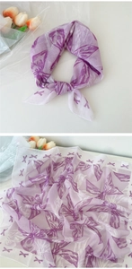 Détail du foulard en coton lilas avec motifs élégants de nœuds violets imprimés en soie
